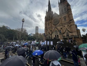 Video de hombres rezando el Rosario bajo la lluvia alcanza 3.6 millones de vistas en pocos días