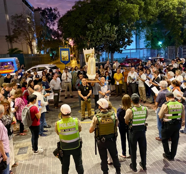 Dozens of people gathered outside the PUCP Cultural Center to express their rejection of the work “María Maricón” and carry out an act of reparation, on January 14, 2024. Credit: Abel Camasca - ACI Prensa