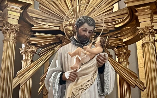 Estatuaria de San Cayetano de Thiene recibiendo al Niño Jesús en la Basílica de Sant'Andrea della Valle en Roma. Crédito: Courtney Mares/CNA