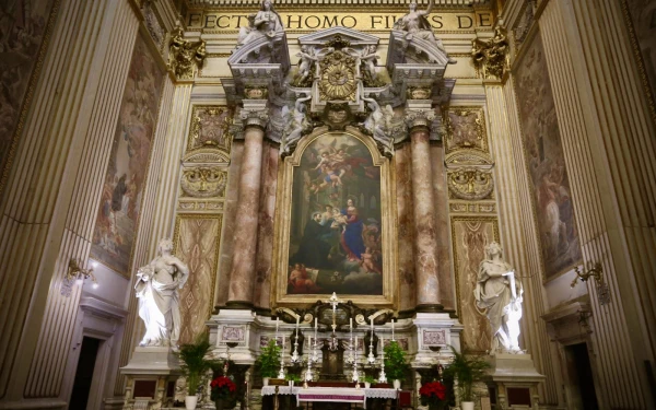 En la Basílica de Sant'Andrea della Valle en Roma se puede ver una pintura de la visión de San Cayetano de Thiene. Crédito: Courtney Mares/CNA.