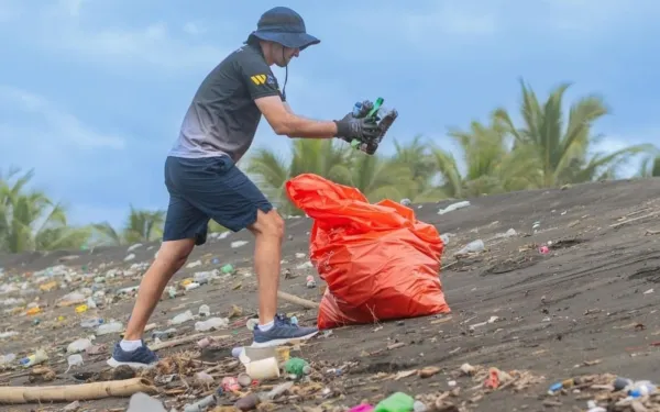 Voluntario limpiando playas de Costa Rica. Crédito: Cortesía Fabían Leandro