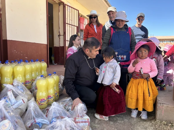 Mons. Giovanni Cefai otorgando víveres a las comunidades campesinas. Crédito: Cortesía de Prelatura de Huancané