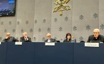 Presentación de la campaña "La vida pende de un hilo" en la Sala de Prensa del Vaticano.