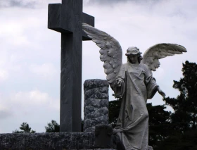 Fieles difuntos: Sacerdote ofrece consejos para ayudar a quienes lloran a sus seres queridos