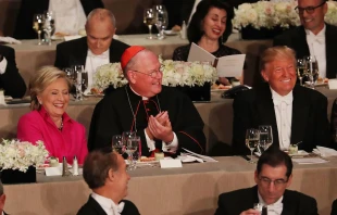 El Cardenal Timothy Dolan sentado entre Hillary Clinton y Donald Trump en la cena anual de la Fundación Memorial Alfred E. Smith en el Waldorf Astoria el 20 de octubre de 2016 en la ciudad de Nueva York. Crédito: Spencer Platt/Getty Images.