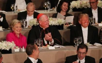 El Cardenal Timothy Dolan sentado entre Hillary Clinton y Donald Trump en la cena anual de la Fundación Memorial Alfred E. Smith en el Waldorf Astoria el 20 de octubre de 2016 en la ciudad de Nueva York.