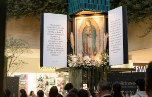 Rezo del Rosario frente a imagen de la Virgen de Guadalupe. Crédito: Centro Comercial Andares