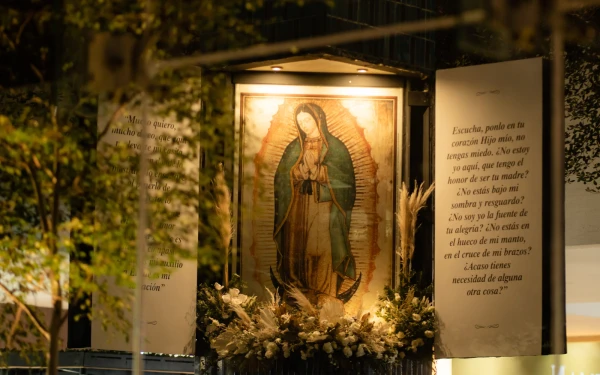 Rezo del Rosario frente a imagen de la Virgen de Guadalupe. Crédito: Centro Comercial Andares