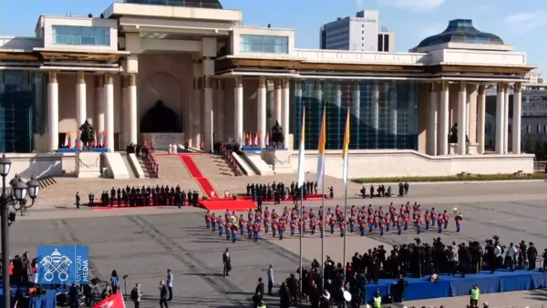 Ceremonia de bienvenida al Papa Francisco en la plaza Sükhbaatar. Crédito: Captura de video / Vatican Media.