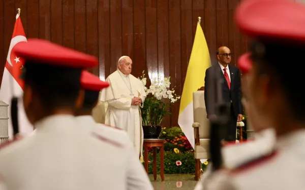 El Papa Francisco fue recibido oficialmente en Singapur este 12 de septiembre con una ceremonia de bienvenida en el Parlamento del país. Crédito: Daniel Ibáñez / EWTN News.