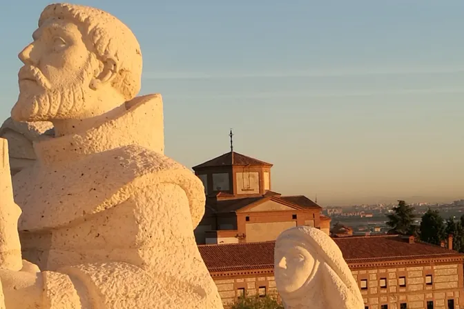 Perspectiva del convento carmelita del Cerro de los Ángeles desde el monumento al Sagrado Corazón.