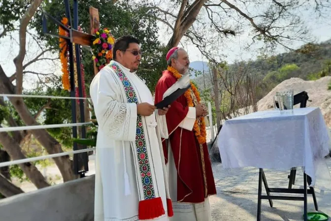 Obispo celebrando Misa con sacerdote atacado