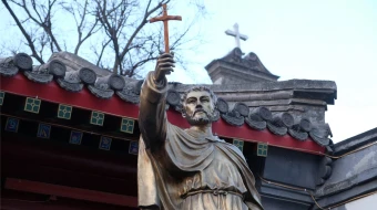 Estatua de San Francisco Javier frente a la Catedral de San José en Pekín (China) el 25 de febrero de 2016.