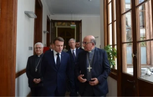 Mons. Chomali y Emmanuel Macron Crédito: Iglesia de Santiago