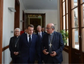 Arzobispo de Santiago de Chile se reúne con Emmanuel Macron