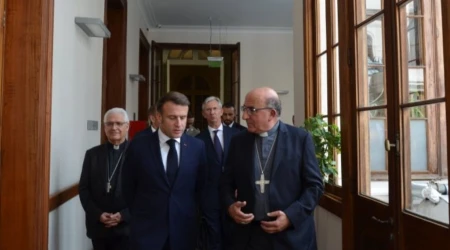 Mons. Chomali y Emmanuel Macron