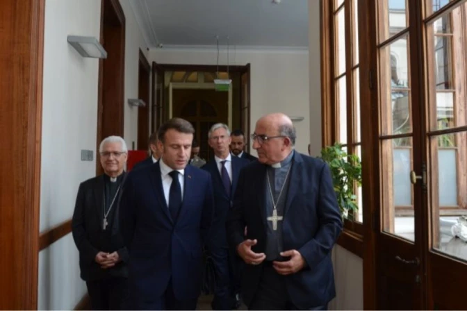 Mons. Chomali y Emmanuel Macron