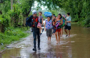 Evacuación de familias afectadas por las lluvias en El Salvador. Crédito: Protección Civil de El Salvador