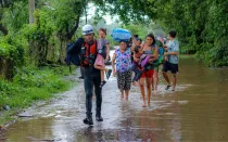 Evacuación de familias afectadas por las lluvias en El Salvador.