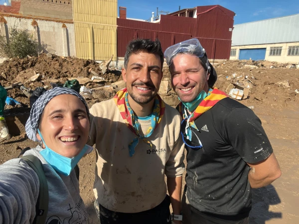 La hermana Clara junto voluntarios en El Raval, Valencia. Crédito: Cortesía de la hermana Clara Medina Serra