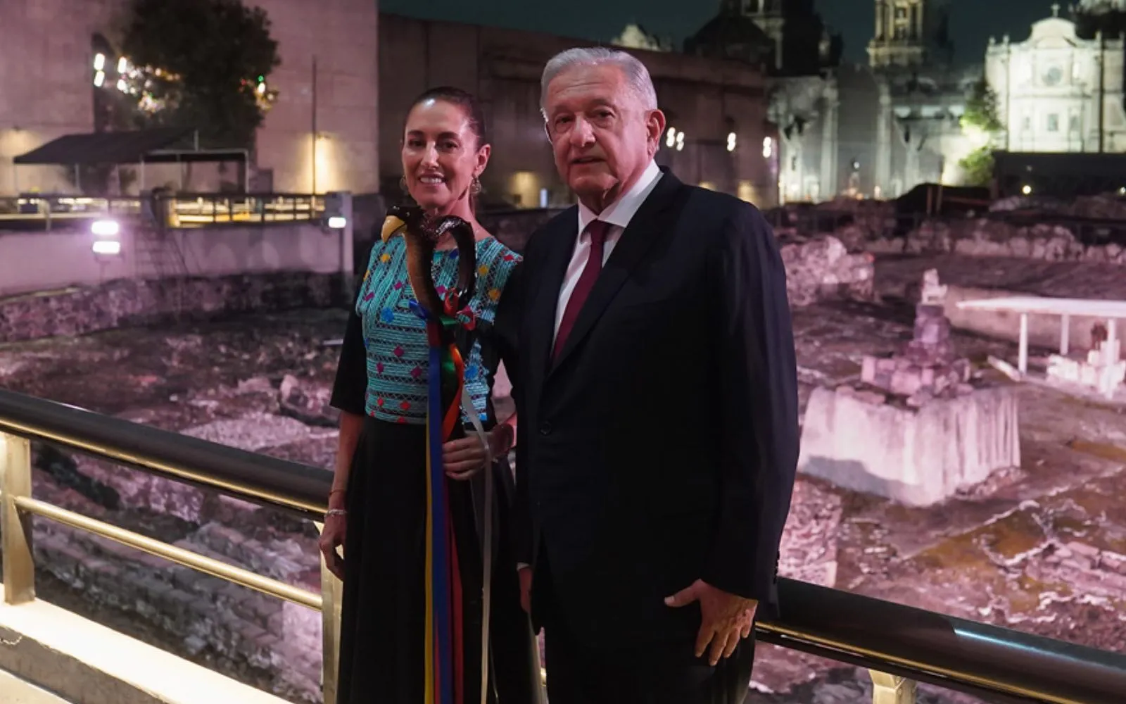 Claudia Sheinbaum y Andrés Manuel López Obrador, el 18 de septiembre de 2023, en una ceremonia en la que el presidente de México entregó el "bastón de mando" a la entonces candidata presidencial.?w=200&h=150
