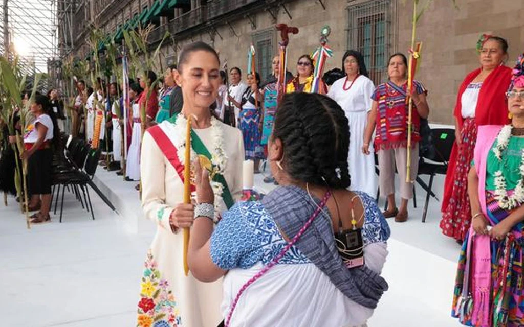 Claudia Sheinbaum, presidenta de México, con las mujeres indígenas en la toma de mando del 1 de octubre.?w=200&h=150