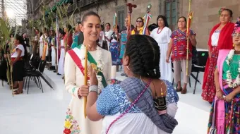 Claudia Sheinbaum, presidenta de México, con las mujeres indígenas en la toma de mando del 1 de octubre.