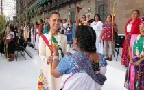 Claudia Sheinbaum, presidenta de México, con las mujeres indígenas en la toma de mando del 1 de octubre.