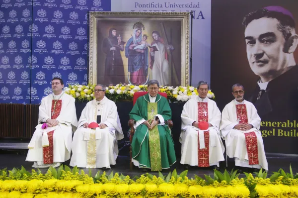 Mons. Paolo Rudelli, los cardenales Luis José Aparicio, Luis Antonio Tagle, Rubén Salazar, y Mons. Francisco Javier Múnera, a los pies de la imagen de la Virgen de Chiquinquirá, patrona de Colombia. Eduardo Berdejo (ACI).