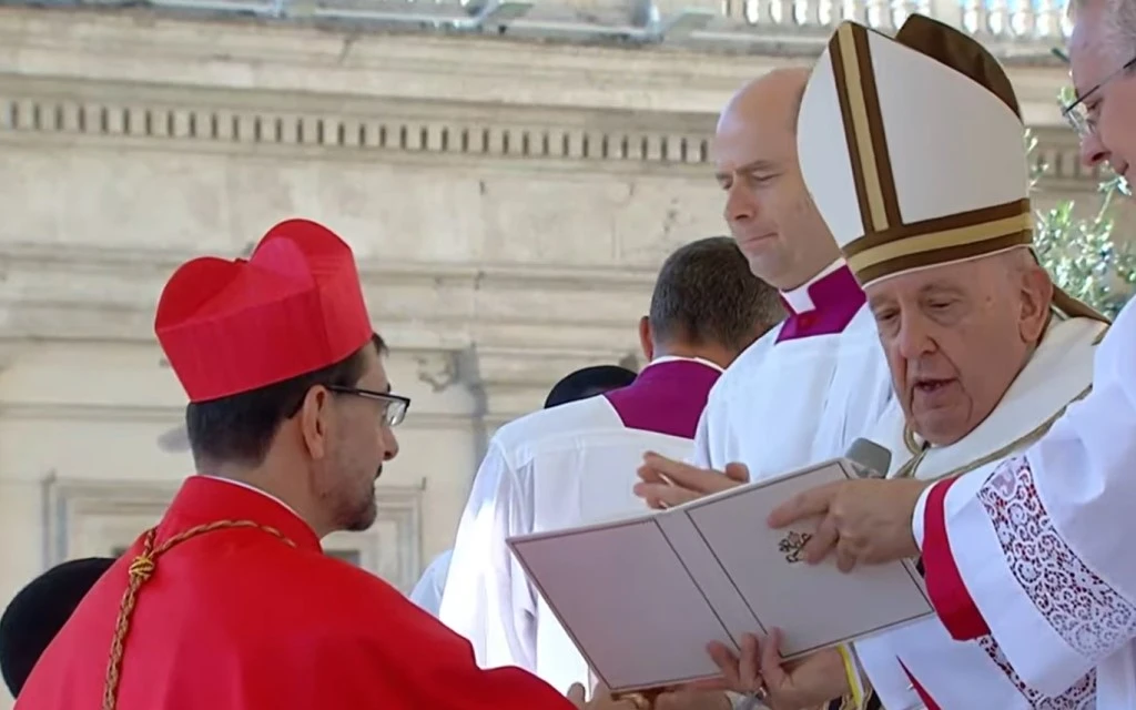 El Cardenal José Cobo, arrodillado ante el Papa Francisco el 30 de septiembre de 2023.?w=200&h=150