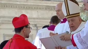 El Cardenal José Cobo, arrodillado ante el Papa Francisco el 30 de septiembre de 2023.