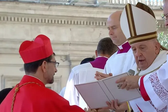 El Cardenal José Cobo, arrodillado ante el Papa Francisco el 30 de septiembre de 2023.