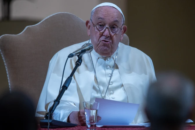 El Papa Francisco pronuncia su discurso en la Pontificia Universidad Gregoriana