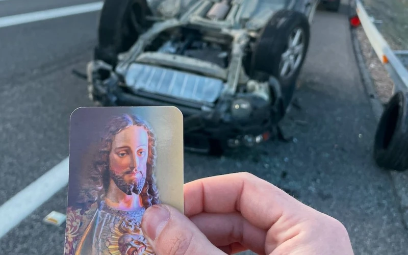 Familia numerosa devota del Sagrado Corazón sale ilesa de grave accidente de tráfico