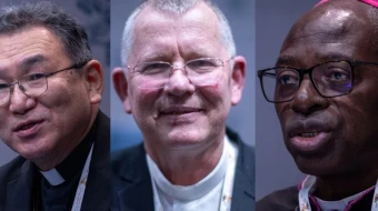 Los cardenales electos Arzobispo Tarcisio Isao Kikuchi, SVD; Arzobispo Jaime Spengler, OFM; y Arzobispo Ignace Bessi Dogbohe discuten las contribuciones de la Iglesia fuera de Europa durante una rueda de prensa del Sínodo sobre la Sinodalidad el 8 de octubre de 2024.