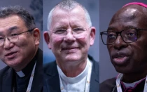 Los cardenales electos Arzobispo Tarcisio Isao Kikuchi, SVD; Arzobispo Jaime Spengler, OFM; y Arzobispo Ignace Bessi Dogbohe discuten las contribuciones de la Iglesia fuera de Europa durante una rueda de prensa del Sínodo sobre la Sinodalidad el 8 de octubre de 2024.