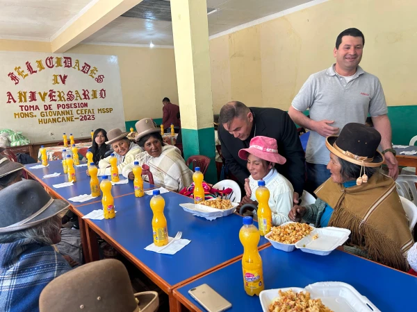 Comedor popular en Huancané para niños y ancianos. Crédito: Cortesía de Prelatura de Huancané