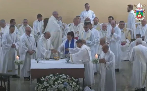 Vivian Schwanke of Oliveira, Minister of the Anglican Episcopal Church of Brazil (IEAB), receiving communion at the installation mass of the Archdiocese of Chapecó (SC) on February 9, 2025. Credit: screenshot of the YouTube channel of YouTube of The Archdiocese of Chapecó.