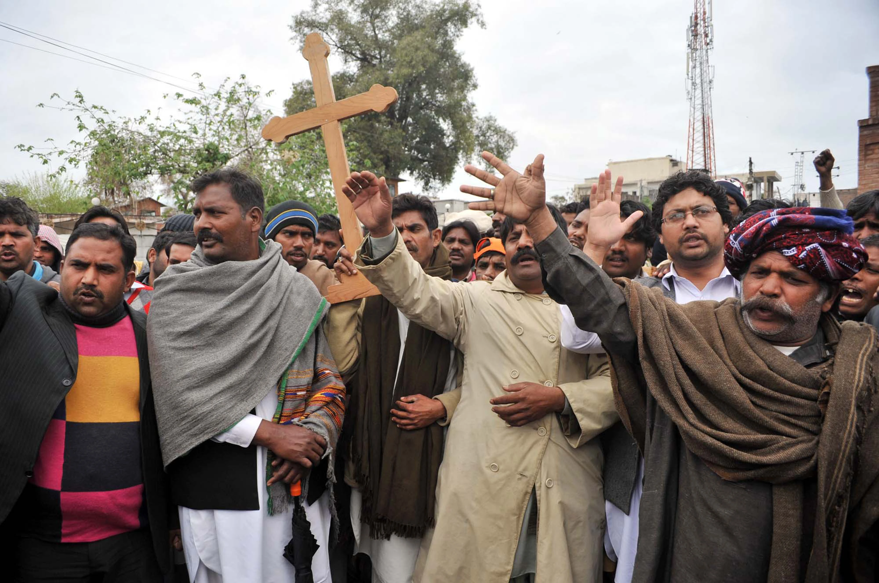 La comunidad cristiana rechaza ataques dirigidos a la Iglesia Católica e iglesias protestantes en el área de Youhanabad de Lahore el 16 de marzo de 2015.?w=200&h=150