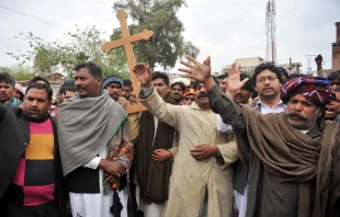 La comunidad cristiana rechaza ataques dirigidos a la Iglesia Católica e iglesias protestantes en el área de Youhanabad de Lahore el 16 de marzo de 2015. Crédito: Asianet-Pakistan - Shutterstock