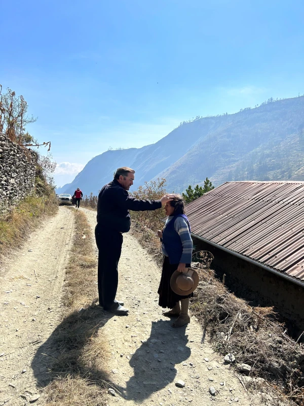 Mons. Giovanni Cefai recorriendo cada rincón de la Prelatura para llevar el "cariño" de Dios. Crédito: Cortesía de Prelatura de Huancané