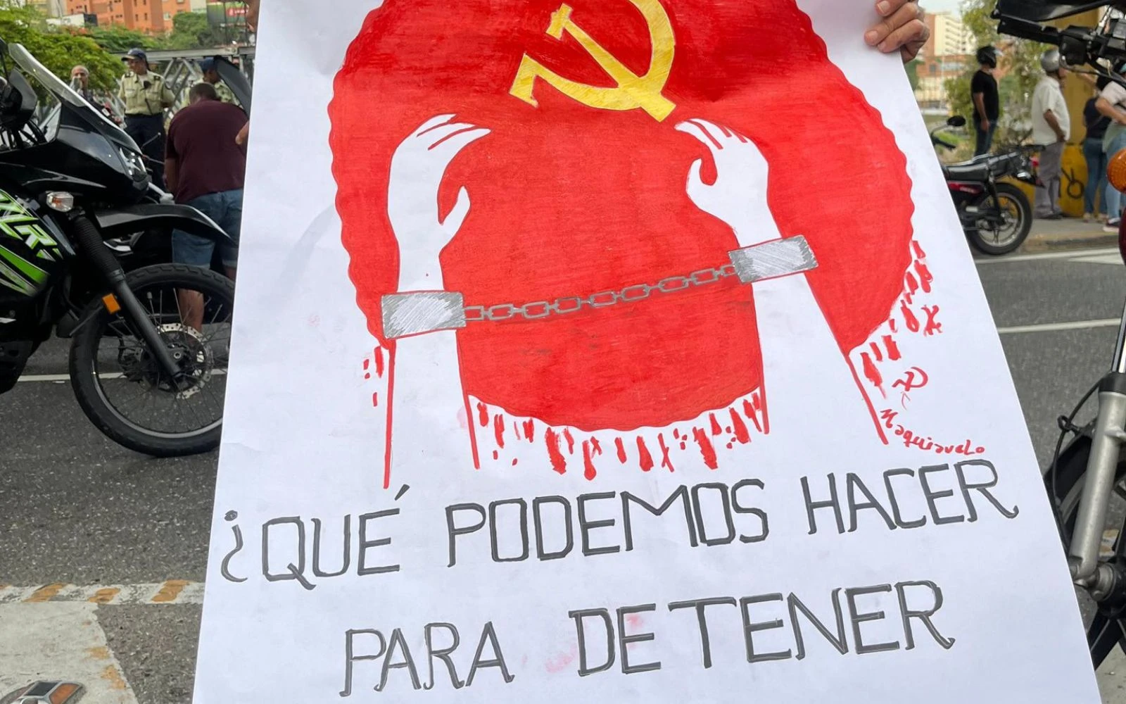 Un venezolano sostiene una pancarta durante una de las protestas ciudadanas de los últimos días.?w=200&h=150