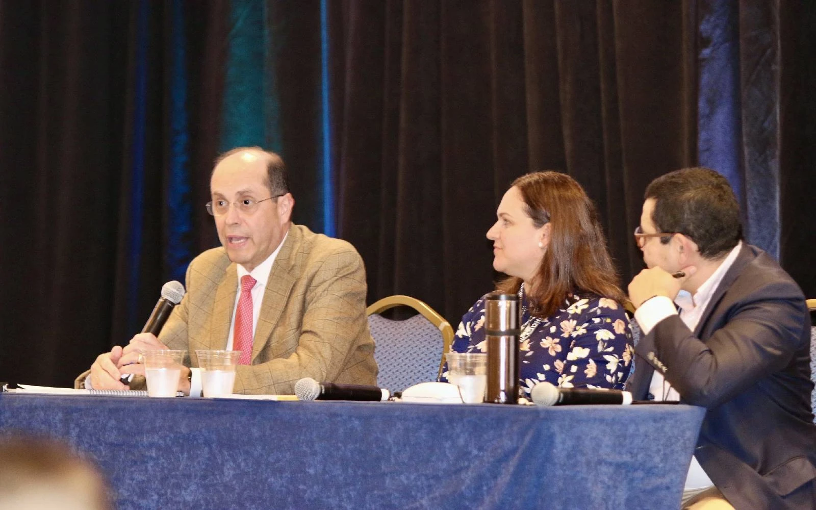 Alejandro Aguilera-Titus (a la izquierda), líder del equipo del Ministerio Hispano/Latino de la Conferencia de Obispos Católicos de los Estados Unidos, habla durante la Conferencia 2024 de la Asociación Nacional de Directores Diocesanos Católicos del Ministerio Hispano, que tuvo lugar del 8 al 11 de octubre. Junto a él están Lorianne Aubut, de la Diócesis de Madison, Wisconsin, y Edwin Ferrera, de la Arquidiócesis de Seattle.?w=200&h=150