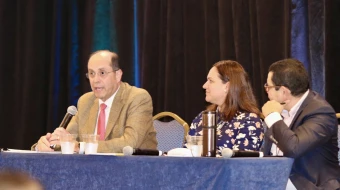 Alejandro Aguilera-Titus (a la izquierda), líder del equipo del Ministerio Hispano/Latino de la Conferencia de Obispos Católicos de los Estados Unidos, habla durante la Conferencia 2024 de la Asociación Nacional de Directores Diocesanos Católicos del Ministerio Hispano, que tuvo lugar del 8 al 11 de octubre. Junto a él están Lorianne Aubut, de la Diócesis de Madison, Wisconsin, y Edwin Ferrera, de la Arquidiócesis de Seattle.