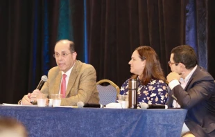 Alejandro Aguilera-Titus (a la izquierda), líder del equipo del Ministerio Hispano/Latino de la Conferencia de Obispos Católicos de los Estados Unidos, habla durante la Conferencia 2024 de la Asociación Nacional de Directores Diocesanos Católicos del Ministerio Hispano, que tuvo lugar del 8 al 11 de octubre. Junto a él están Lorianne Aubut, de la Diócesis de Madison, Wisconsin, y Edwin Ferrera, de la Arquidiócesis de Seattle. Crédito: Emily Chaffins.