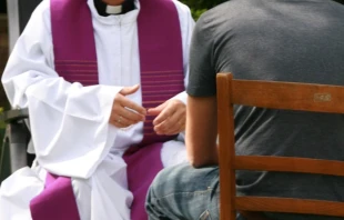 Imagen de un sacerdote confesando. Crédito: PvanBriel / Pixabay