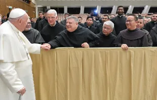 El Papa saluda a participantes del Curso sobre el Fuero Interno. Crédito: Vatican Media 