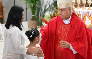 Mons. Rogelio Cabrera López impartiendo el sacramento de la Confirmación. Crédito: Arquidiócesis de Monterrey