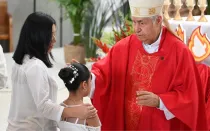 Mons. Rogelio Cabrera López impartiendo el sacramento de la Confirmación.