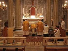 El Vaticano prohíbe la Misa tradicional en latín en la antigua catedral del obispo Strickland